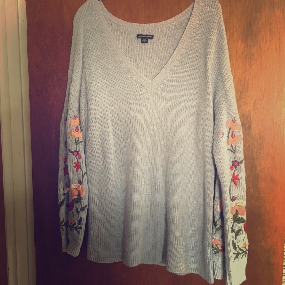 American Eagle light blue sweater with floral